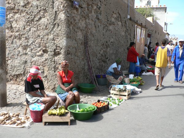 22- Le marche dans la rue 
